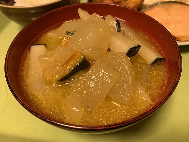 鯨汁(translated "Whale Soup"): "Ocean's Embrace in a Warm Bowl"
