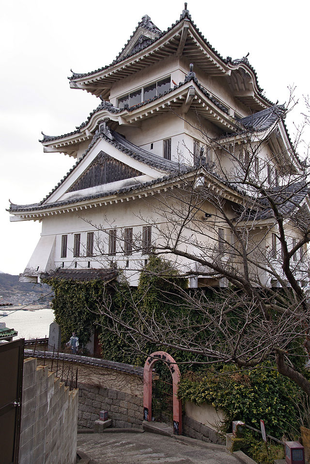 尾道城(Onomichi Castle): Whispering Stones of Time