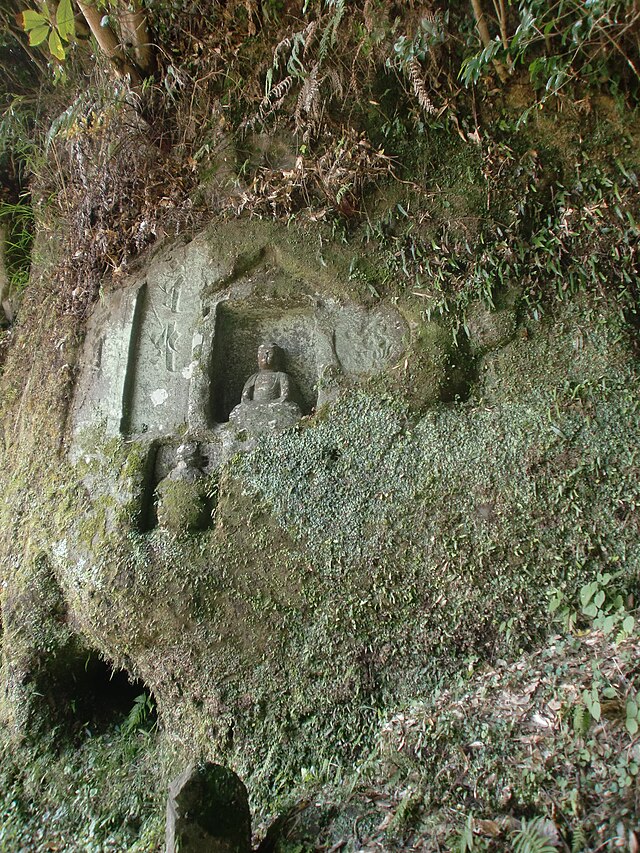 倉野磨崖仏 (Kurano Rock-Carved Buddha): "Whispers of Stone and Serenity"