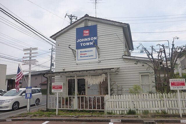 ジョンソン・タウン(Johnson Town): "Whispers of Nostalgia in the Painted Streets"