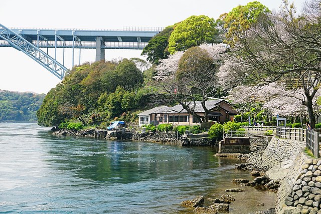 西海橋公園(West Sea Bridge Park): "Whispers of the Tides Beneath the Bridge"