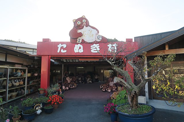 信楽陶苑たぬき村 (Shigaraki Tanuki Village): Whispers of Clay and Enchanted Spirits