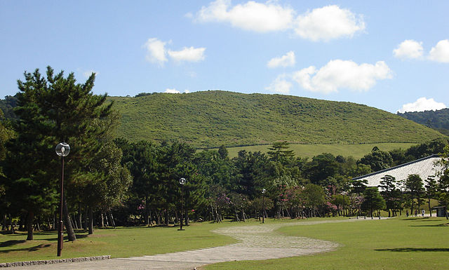 若草山(Green Grass Mountain): "Whispers of Verdant Dreams"
