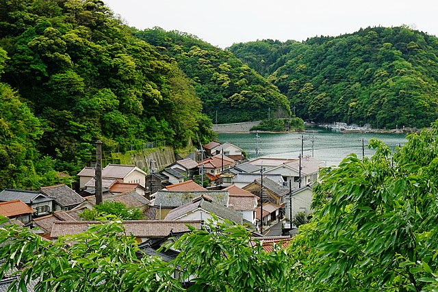 温泉津温泉 (Onsenzu Onsen): "Whispers of Serenity in Steaming Springs"