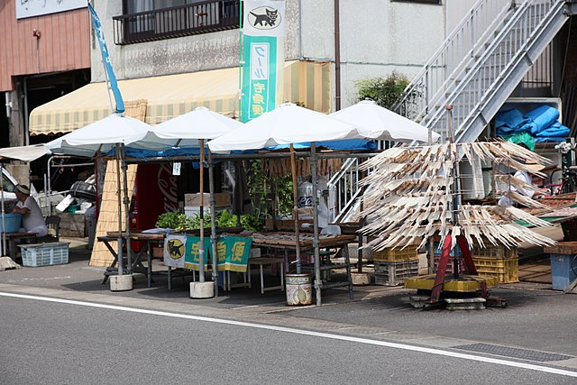 呼子朝市 (Yobuko Morning Market): "Whispers of Dawn: A Tapestry of Tastes"