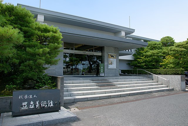 足立美術館 (Adachi Museum of Art): "Whispers of Serenity in Brushstrokes"