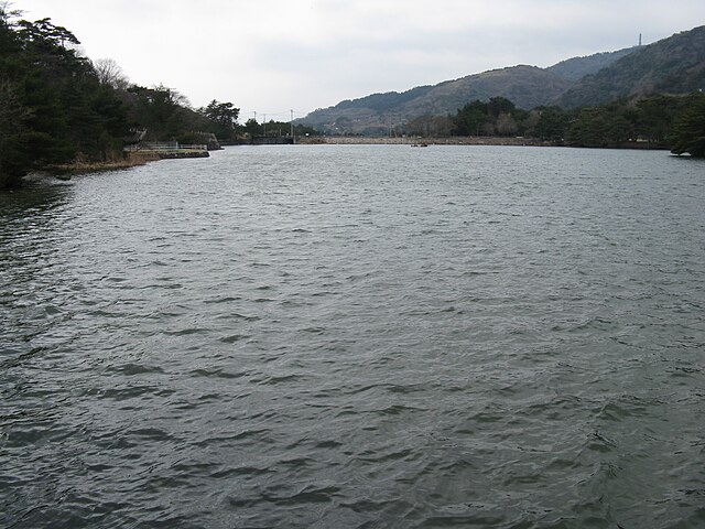 奥池(Deep Pond): Whispering Reflections of Serenity