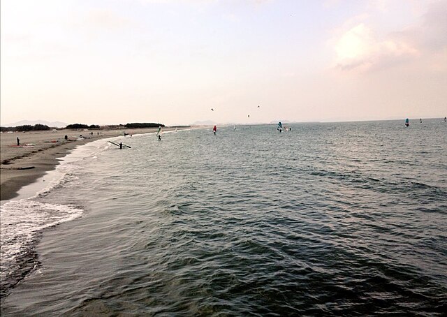 小松海水浴場 (Komatsu Beach): "Whispers of the Tides"