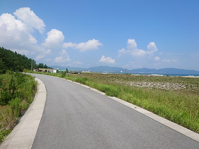白砂青松の弓ヶ浜サイクリングコース (translated 白砂青松の弓ヶ浜サイクリングコース): "Whispers of White Sands and Azure Pines"