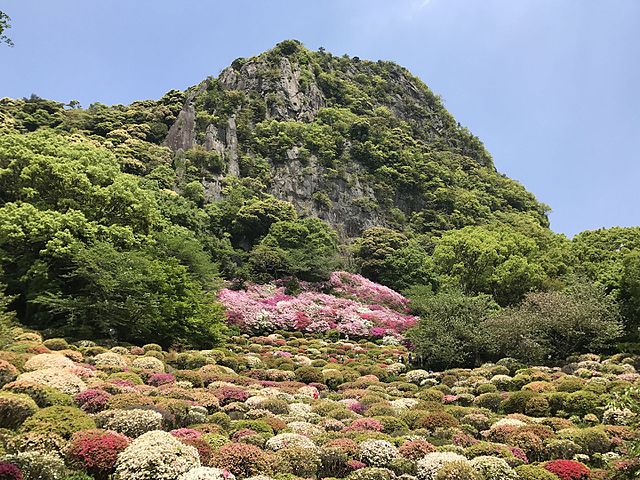 御船山楽園(Mifuneyama Rakuen): "Whispers of Serenity in the Garden of Tranquil Peaks"