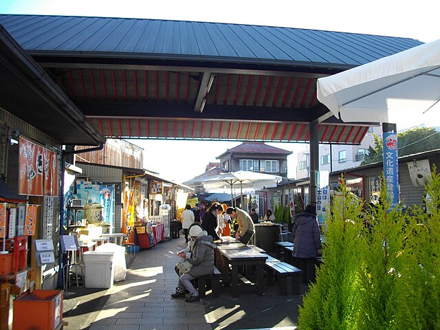 お宮横丁 (Shrine Alley): Whispering Lanterns and Timeless Echoes