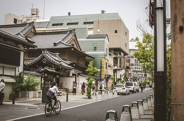 三条通り(Three Arched Pathways): Whispering Echoes of Tradition
