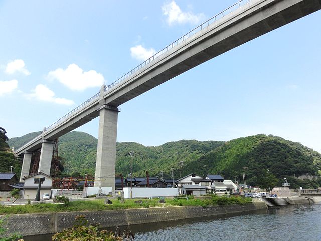 余部橋梁 (Yobe Bridge): "Whispers of the Wind Beneath the Arching Sky"