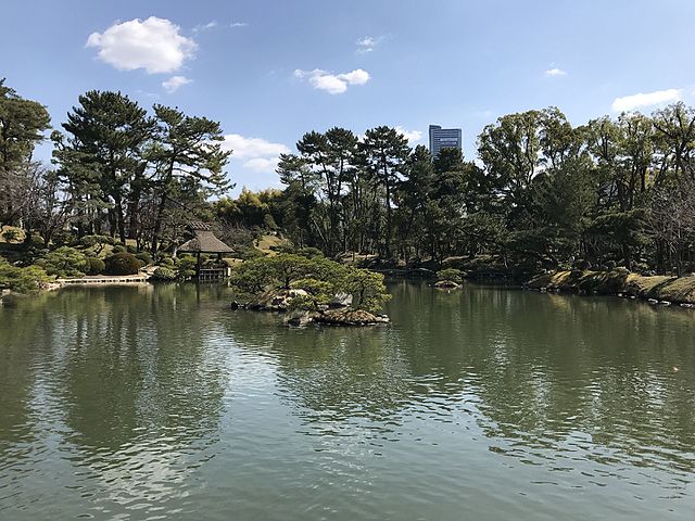 縮景園 (Shukkeien): "Whispers of Tranquil Reflections"