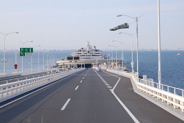 海ほたるパーキングエリア (Umihotaru Parking Area): "Luminous Haven by the Sea"