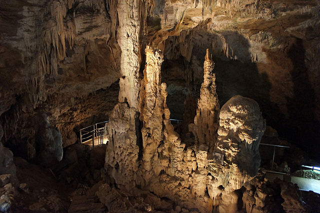 石垣島鍾乳洞 (Ishigaki Island Limestone Cave): "Whispers of the Stalactite Dream"